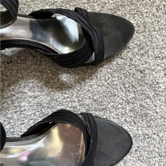 Le Chateau Elegant Black Bow Heels - Picture 4 of 9